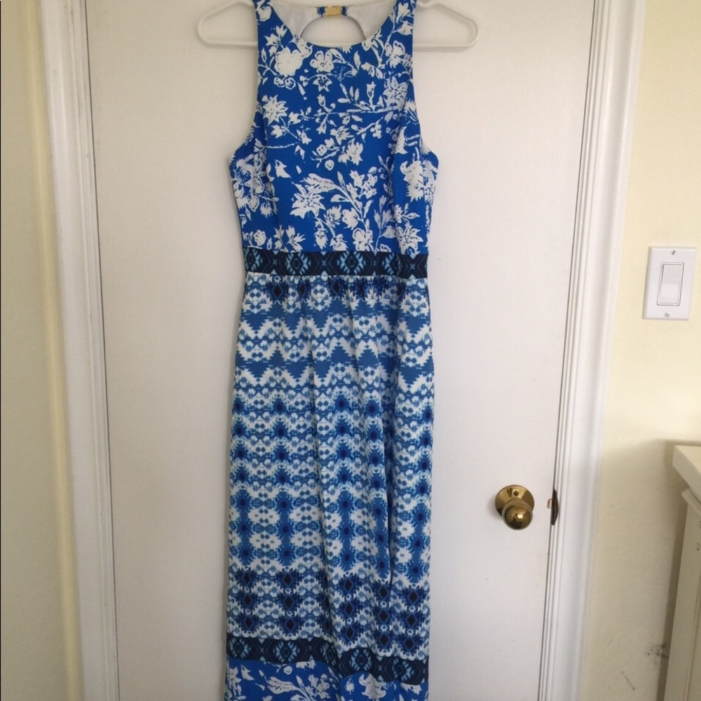 Maxi dress with back cutout